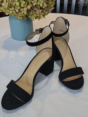 Classic Black Ankle Strap Block Heel Sandals Minimalist Chic 9.5 Wide,